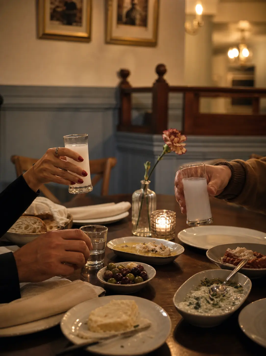 Meze masasında rakı kadehlerini kaldıran misafirler